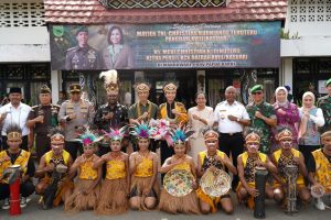 Disambut Prosesi Adat Injak Piring, Pangdam Kasuari dan Ketua Persit KCK Daerah XVIII/Kasuari Resmi Jejakkan Kaki di Bumi Kasuari