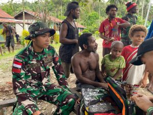 Satgas Yonif 131/Brajasakti Gelar Pelayanan Kesehatan di Kampung Banda Waris*