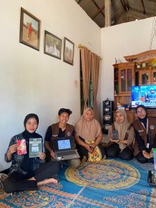 KKNT Universitas Alma Ata Dorong Digitalisasi UMKM di Desa Trisobo