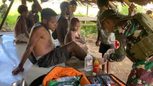 Satgas Yonif 131/Brajasakti Gelar Pelayanan Kesehatan di Kampung Ampas*