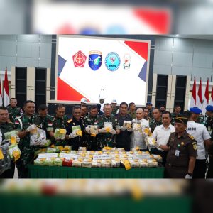 Satgas Yonarhanud 1/PBC Kostrad Berhasil Cegah Masuknya Narkoba, Pangdam XII/Tpr Serahkan 63 Kilogram Sabu dan Pelaku ke BNNP Kalbar