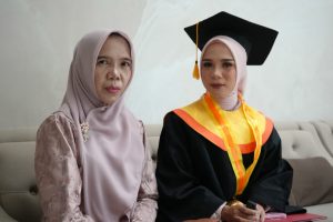 Di Balik Toga Wisuda UNEJ: Kisah Iqnez Arifani Wujudkan Belajar di Luar Batas Akademik*