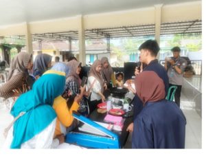 Pelatihan Pembuatan Permen Susu Kambing Etawa: Wujud Hilirisasi Produk Peternak Kalibaru Manis